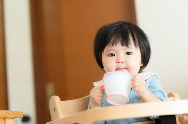 カップを持つ子どもの写真