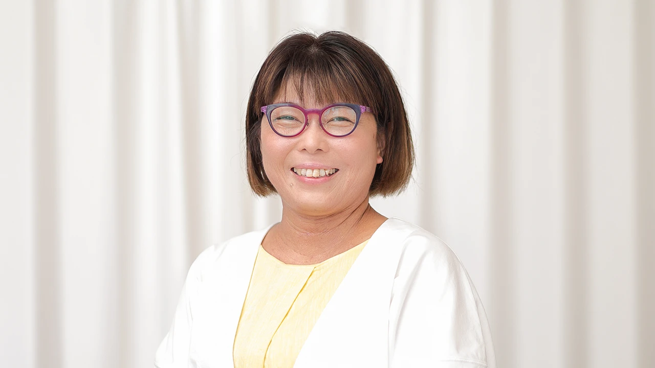 笑顔の母親が赤ちゃんを抱っこしている写真