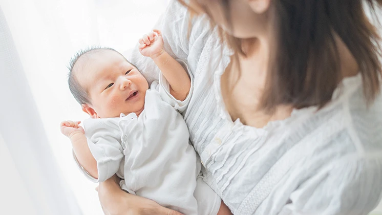 助産師による乳房ケアの写真