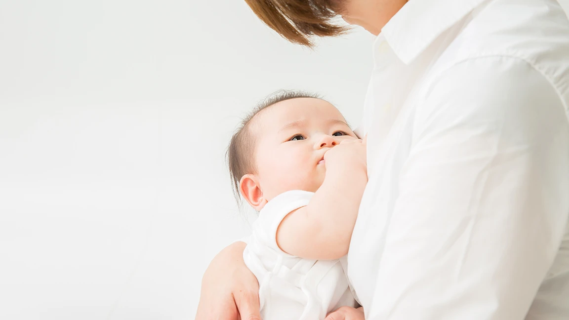 赤ちゃんを抱いている母親の写真