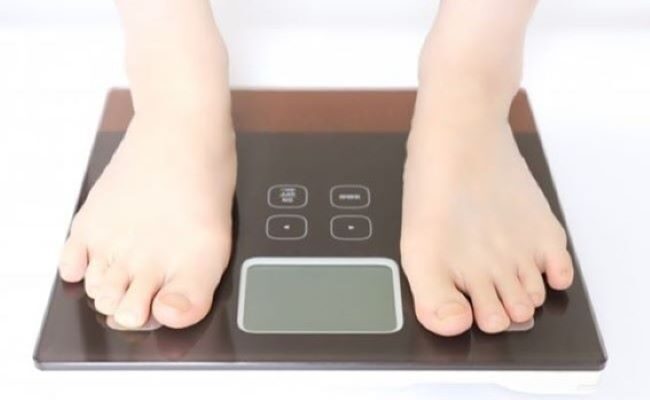 体重計の乗る様子