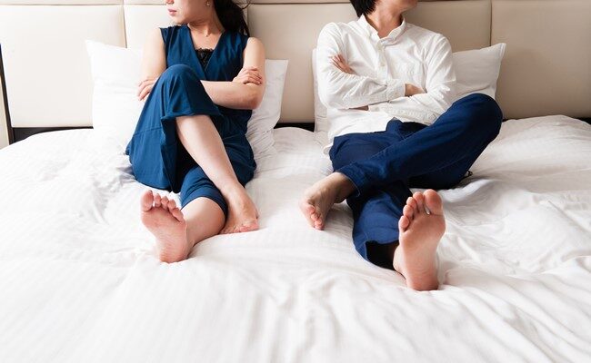 顔を見合わせない夫婦