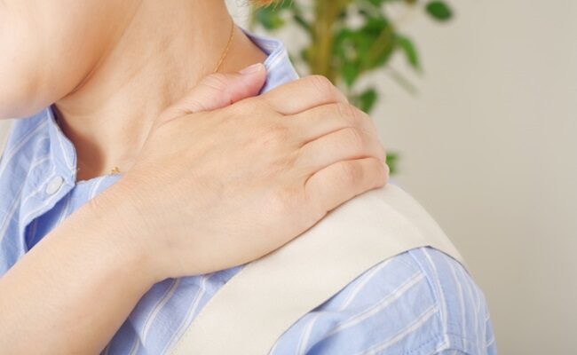 肩凝りを感じる女性のイメージ