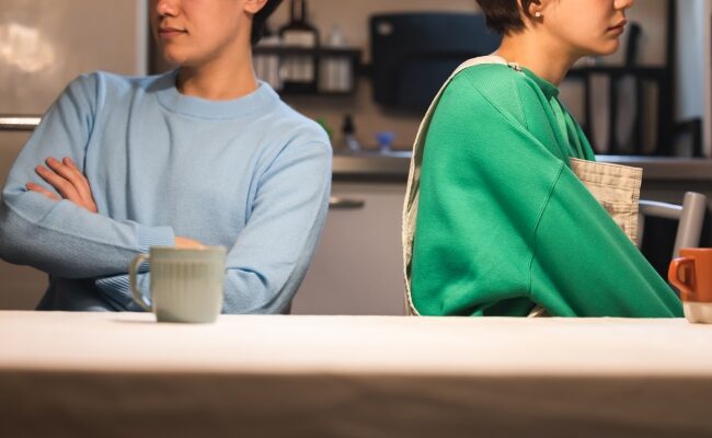 あきれる妻と不機嫌な夫イメージ