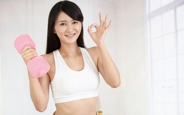 OKポーズをする女性